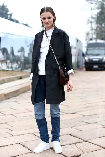 不管穿什么 配运动鞋方显时髦