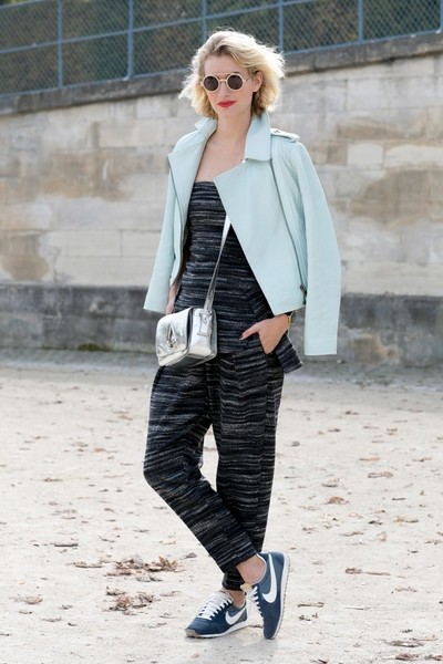 不管穿什么 配运动鞋方显时髦