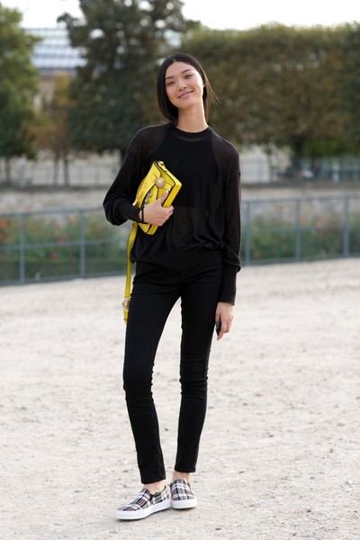 不管穿什么 配运动鞋方显时髦