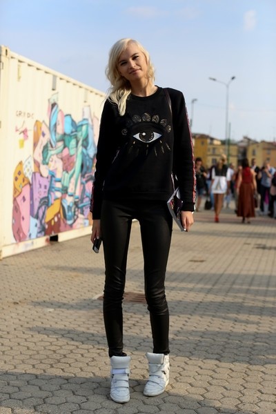 不管穿什么 配运动鞋方显时髦