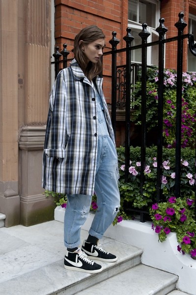 不管穿什么 配运动鞋方显时髦