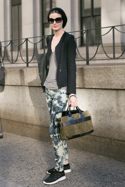 不管穿什么 配运动鞋方显时髦