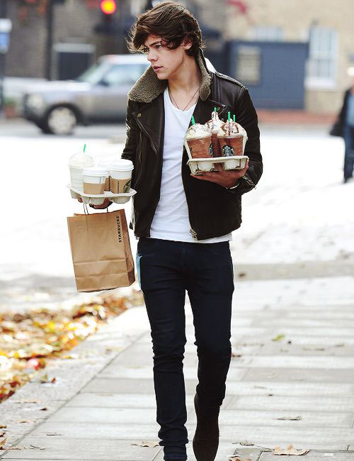 欧美潮人街拍:一杯咖啡上手，溫暖有型带着走！