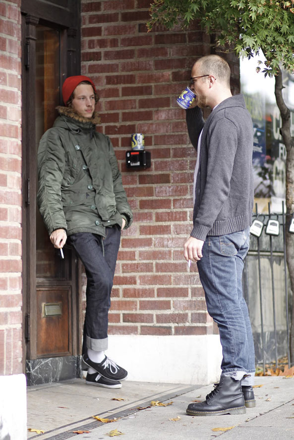 欧美潮人街拍:一杯咖啡上手，溫暖有型带着走！