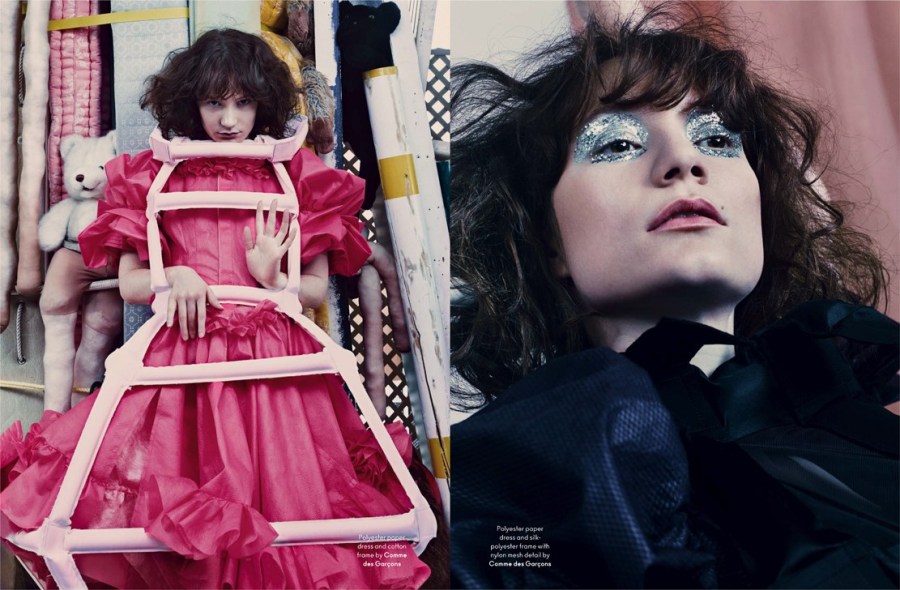 《爱丽丝梦游仙境》女主角米娅穿着娃娃裙化身诡异精灵