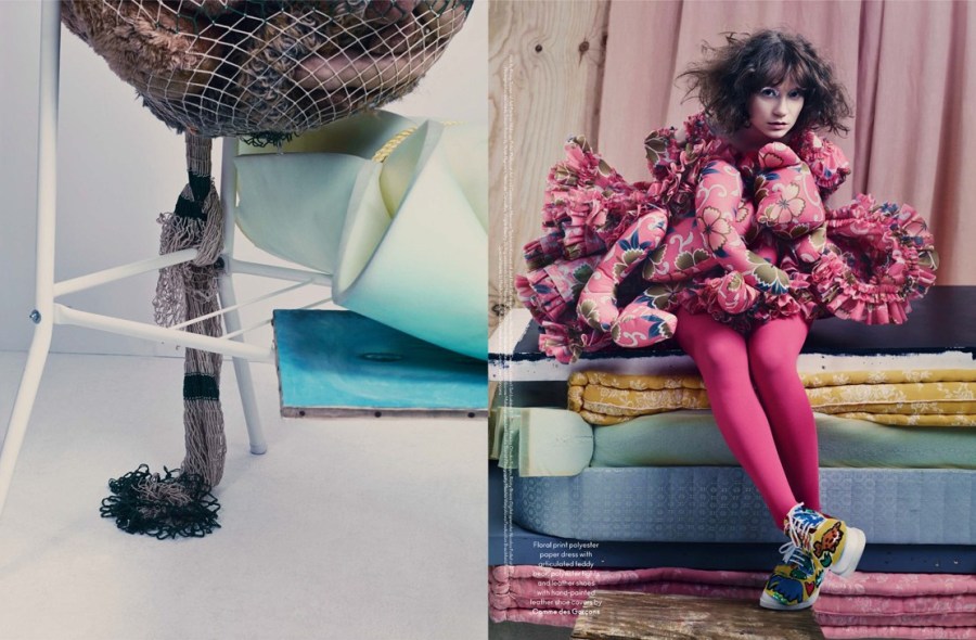 《爱丽丝梦游仙境》女主角米娅穿着娃娃裙化身诡异精灵