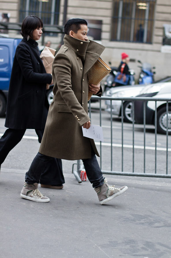 冬季时尚街拍：大衣配球鞋玩出新潮搭配