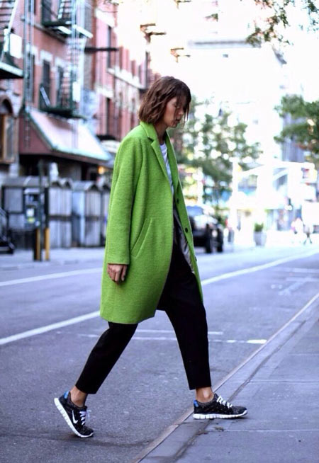 冬季时尚街拍：大衣配球鞋玩出新潮搭配