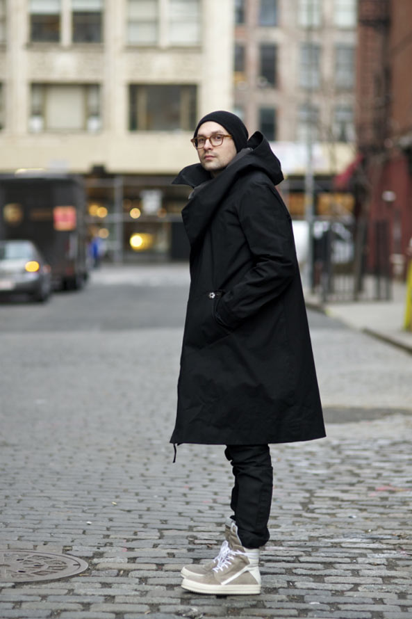 冬季时尚街拍：大衣配球鞋玩出新潮搭配