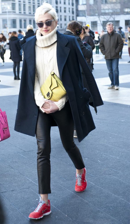 冬季时尚街拍：大衣配球鞋玩出新潮搭配