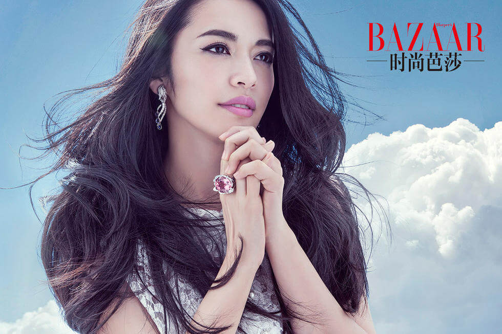 姚晨开春杂志封面 彩裙斑斓漫步云端