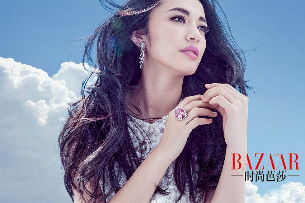 姚晨开春杂志封面 彩裙斑斓漫步云端