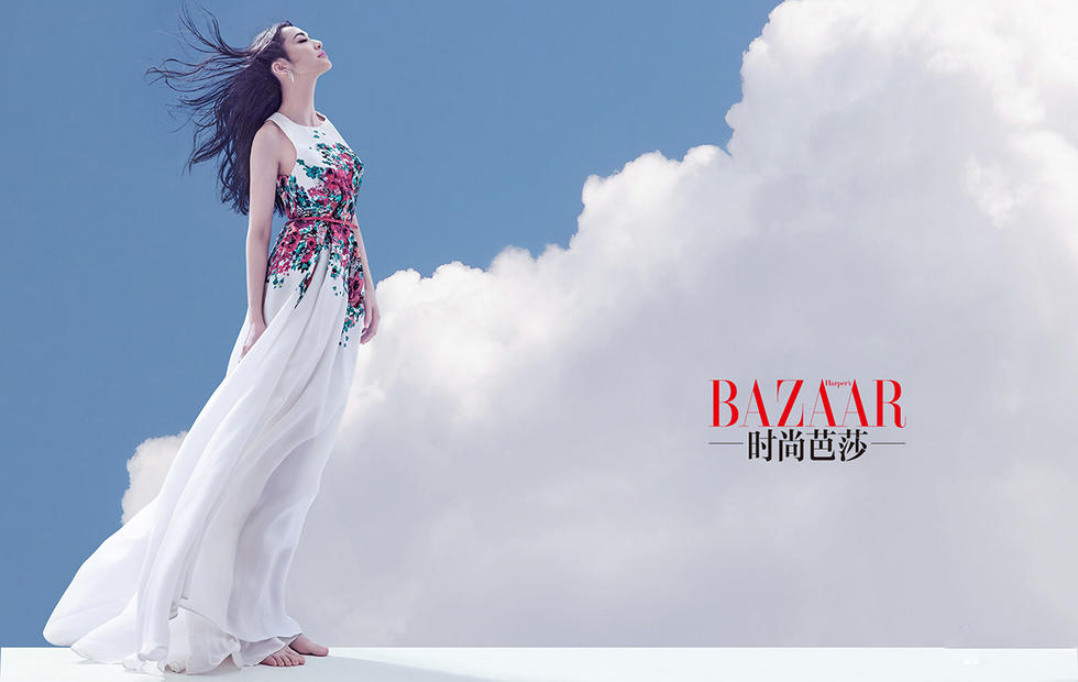 姚晨开春杂志封面 彩裙斑斓漫步云端
