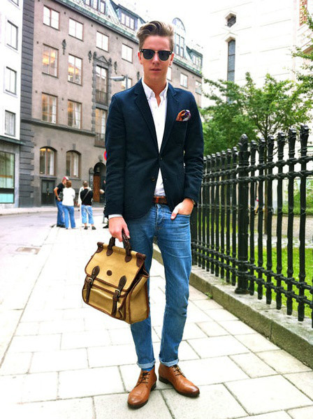 2014年3月型男街拍 简约装扮显时尚气质