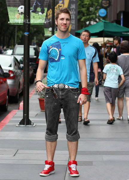 2014年3月型男街拍 简约装扮显时尚气质