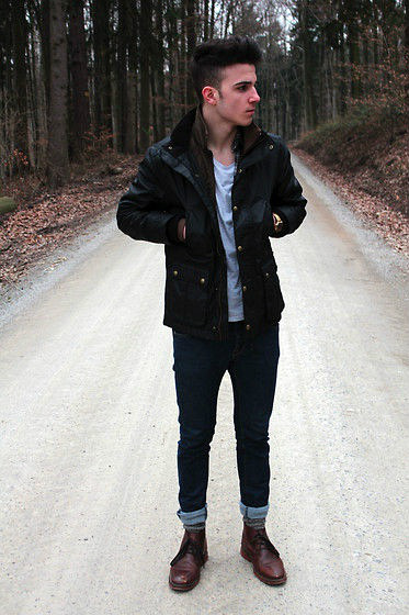 2014年3月型男街拍 简约装扮显时尚气质