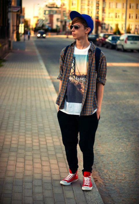 2014年3月型男街拍 简约装扮显时尚气质