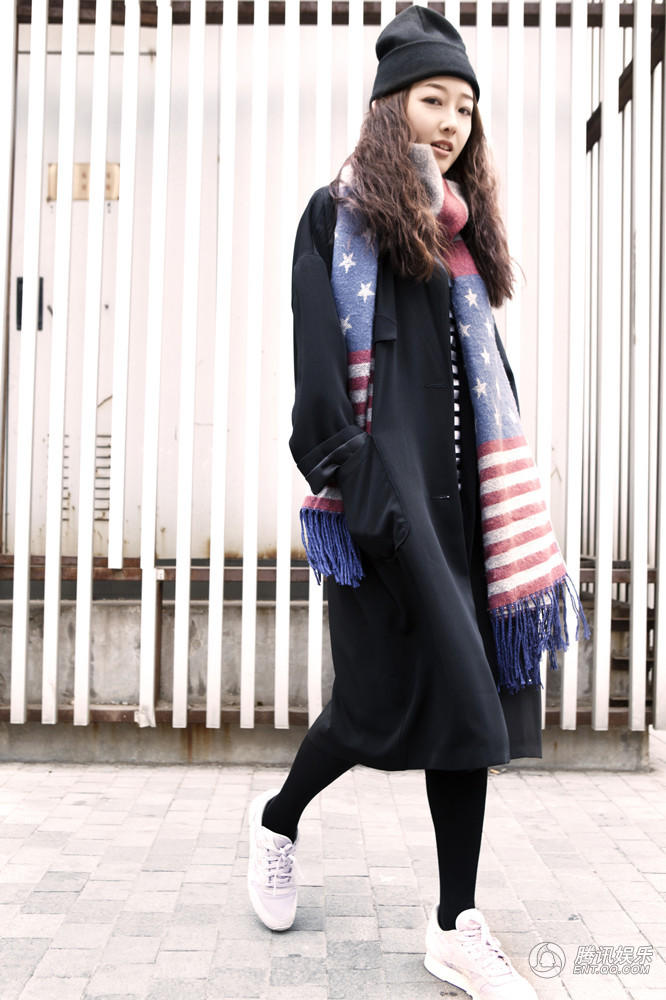 蒋梦婕最新潮装街拍曝光 穿梭霓虹灯下似月夜精灵