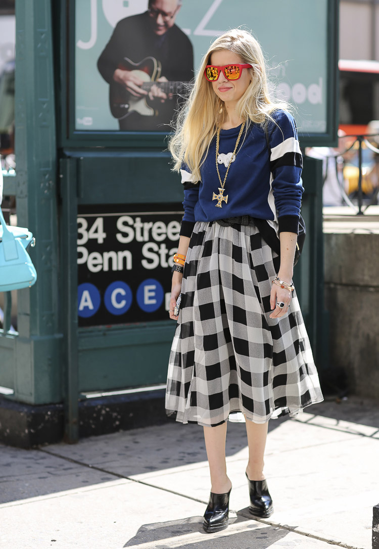 2014年3月29日欧美街拍 春季里的短裙风格秀