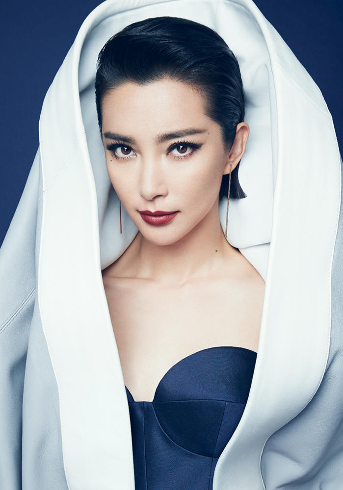 李冰冰短发拍黑白大片 演绎职场知性女神范儿