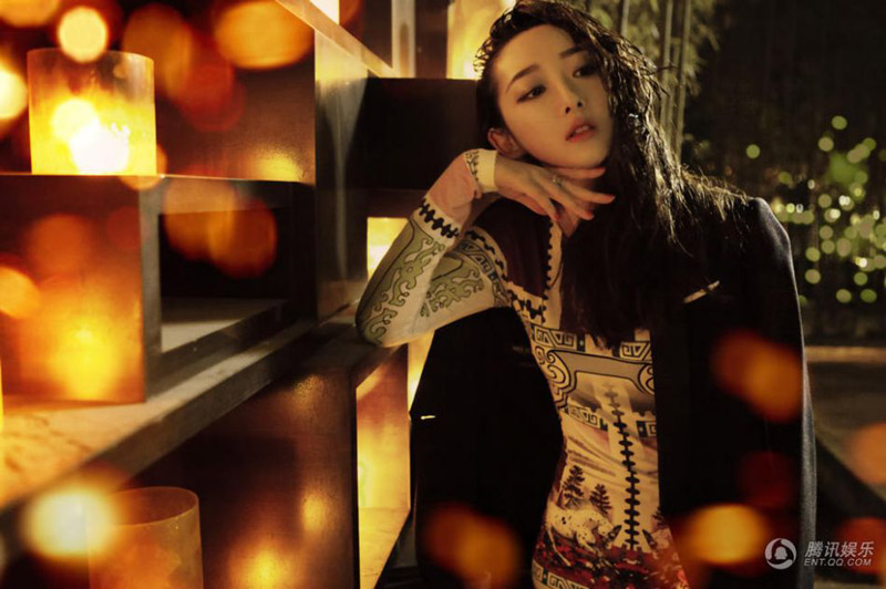 蒋梦婕最新潮装街拍曝光 穿梭霓虹灯下似月夜精灵