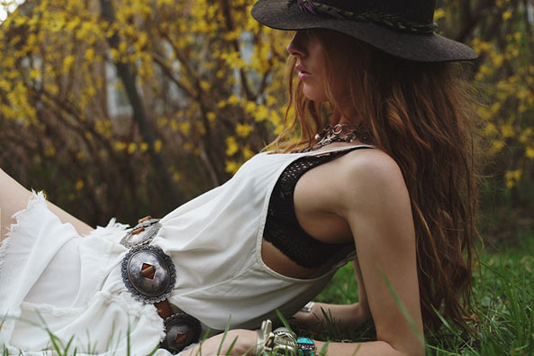 怎样用Free People穿搭出波希米亚性感风？让时尚部落客Charcoal Alley给你些灵感吧！