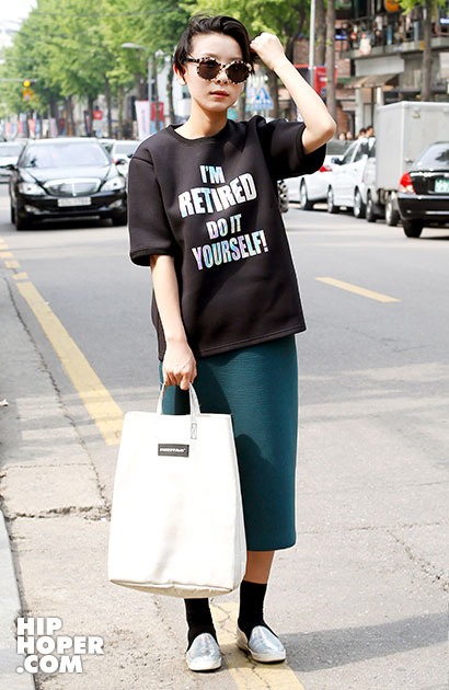 4月30日韩国潮人街拍 春季活力亮色系搭配