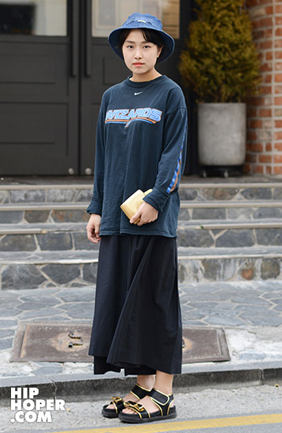 4月30日韩国潮人街拍 春季活力亮色系搭配