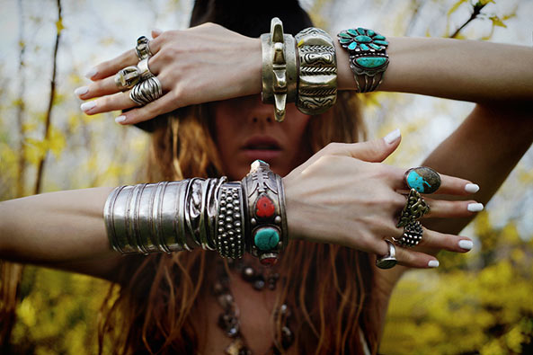 怎样用Free People穿搭出波希米亚性感风？让时尚部落客Charcoal Alley给你些灵感吧！