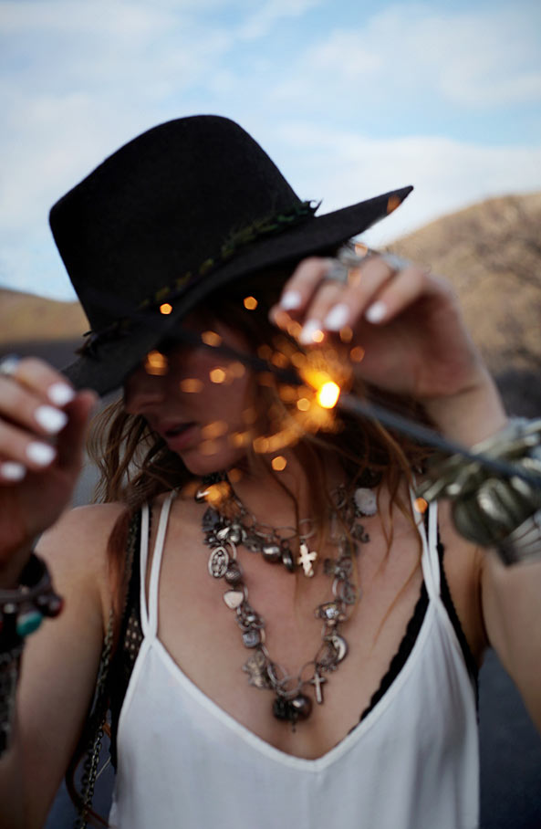 怎样用Free People穿搭出波希米亚性感风？让时尚部落客Charcoal Alley给你些灵感吧！