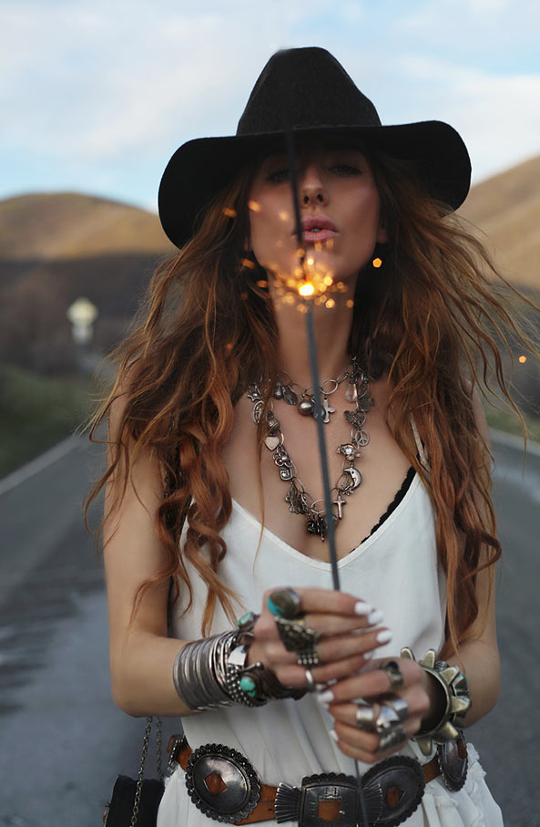 怎样用Free People穿搭出波希米亚性感风？让时尚部落客Charcoal Alley给你些灵感吧！