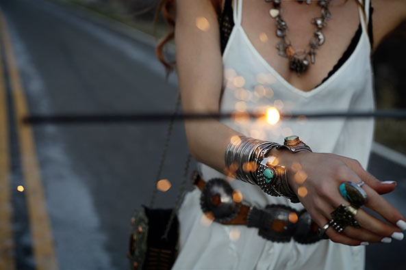 怎样用Free People穿搭出波希米亚性感风？让时尚部落客Charcoal Alley给你些灵感吧！