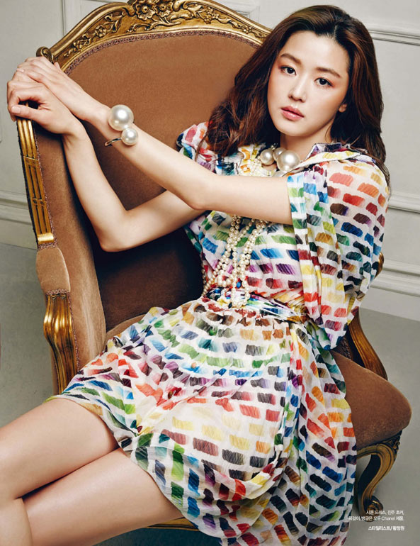 看全智贤今季以花俏春装来抢镜