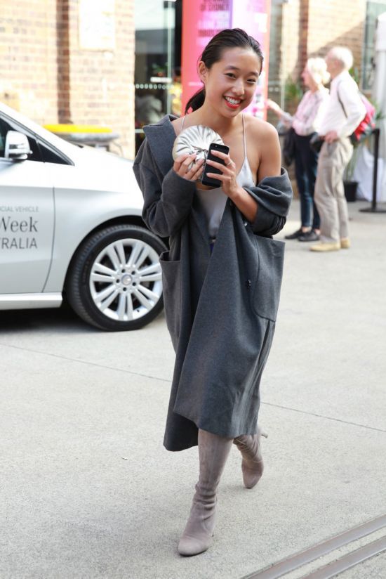 悉尼时装周街拍潮人街拍 开叉长裙风格美搭