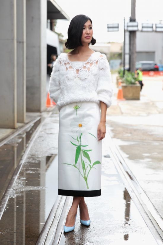 悉尼时装周街拍潮人街拍 开叉长裙风格美搭