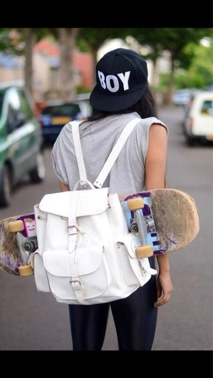 街拍潮人双肩包 哪款才是你的范儿