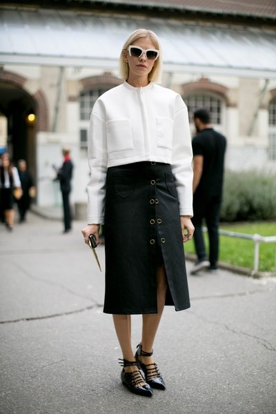 欧美潮女街拍 极简黑白色打造街头魅力风