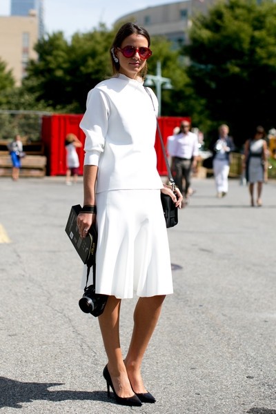 欧美潮女街拍 极简黑白色打造街头魅力风