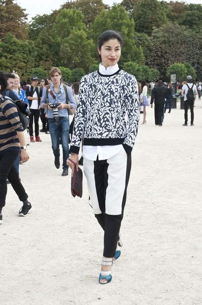 欧美潮女街拍 极简黑白色打造街头魅力风