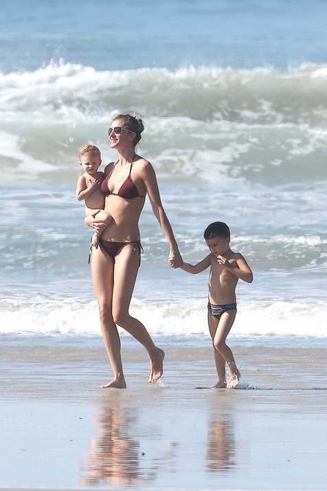 明星爱街拍 模特变母亲，不忘时尚风格大比拼