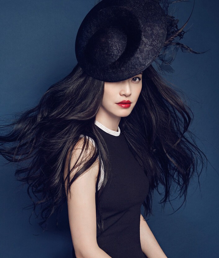 姚晨登封面诠释双面娇娃 扭动性感小蛮腰