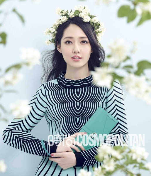 女神郭碧婷徜徉花海清新扑面