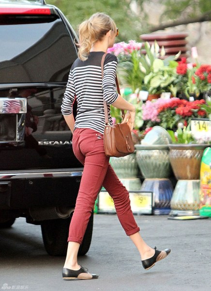 看乡村小天后泰勒私服街拍 太美丽