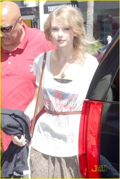 看乡村小天后泰勒私服街拍 太美丽