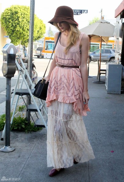 看乡村小天后泰勒私服街拍 太美丽