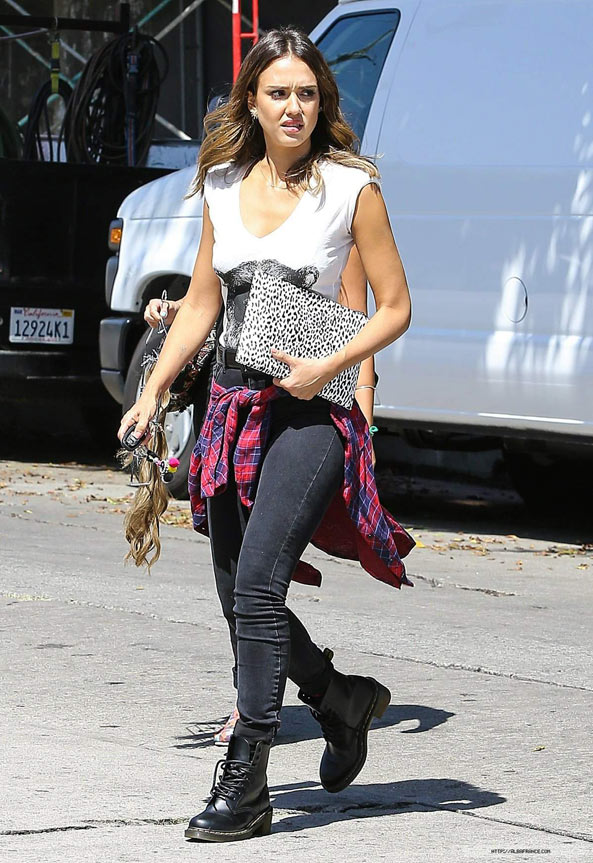 明星爱街拍 看Jessica Alba和Alexa Chung丹宁混搭谁技高一筹？