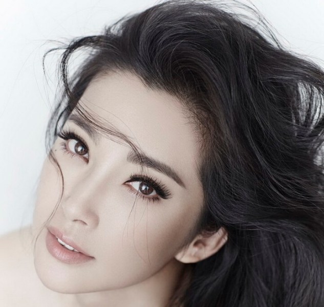 李冰冰大片变性感娇娃 镂空诱惑裸肩秀美腿