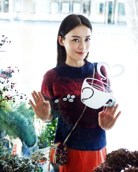 袁姗姗曝初秋大片 优雅惬意展大女人风姿