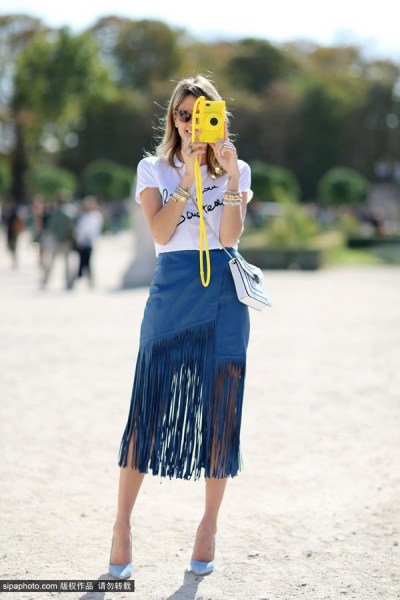 欧美明星街拍：流苏半裙凸显完美身材
