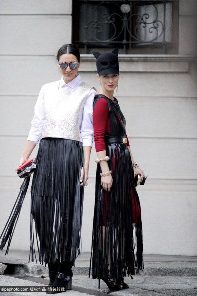欧美明星街拍：流苏半裙凸显完美身材